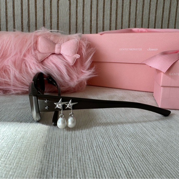 Gentle Monster Jentle Salon Fishtail Brown with Aile.M charm and Dottler charm - Picture 7 of 12